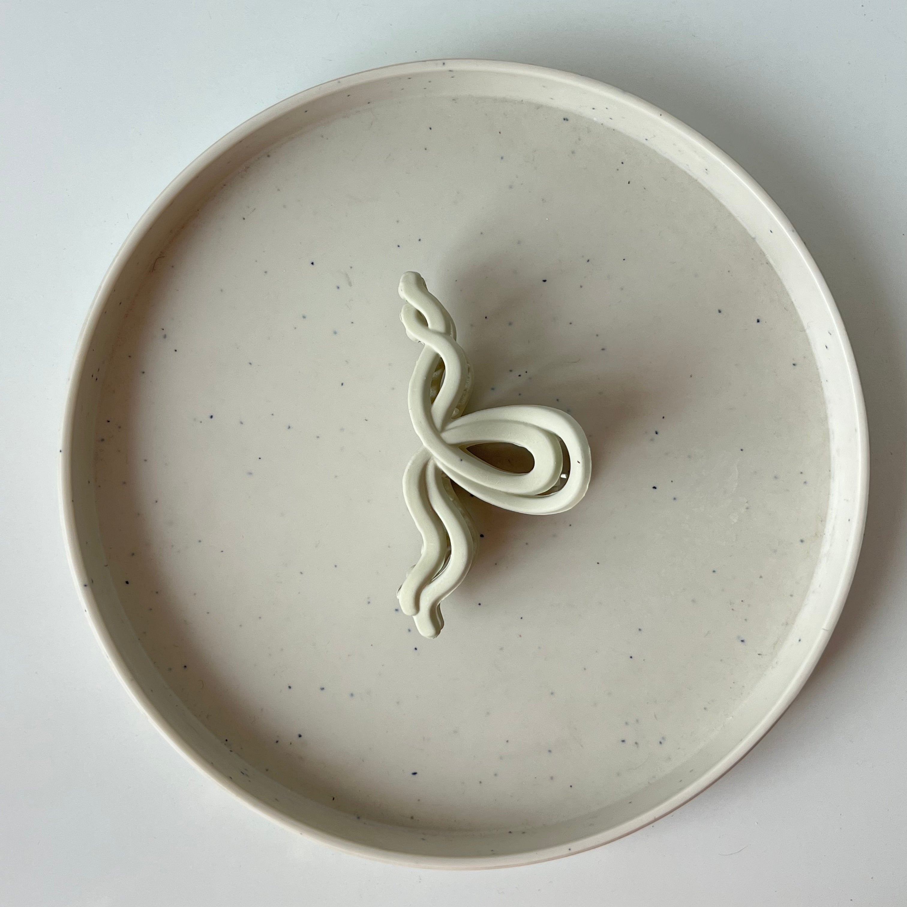 Matte Wave Bow – Medium Hair Claw